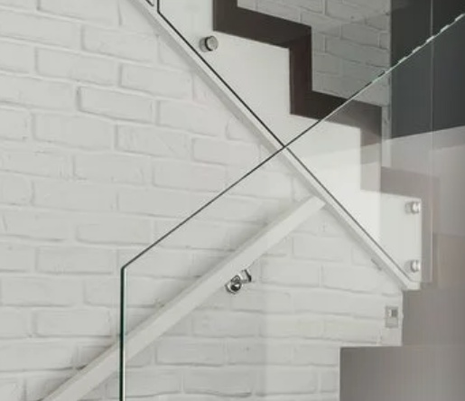Efektowne, szklane balustrady – jak pięknie przystroić wnętrze mieszkalne?